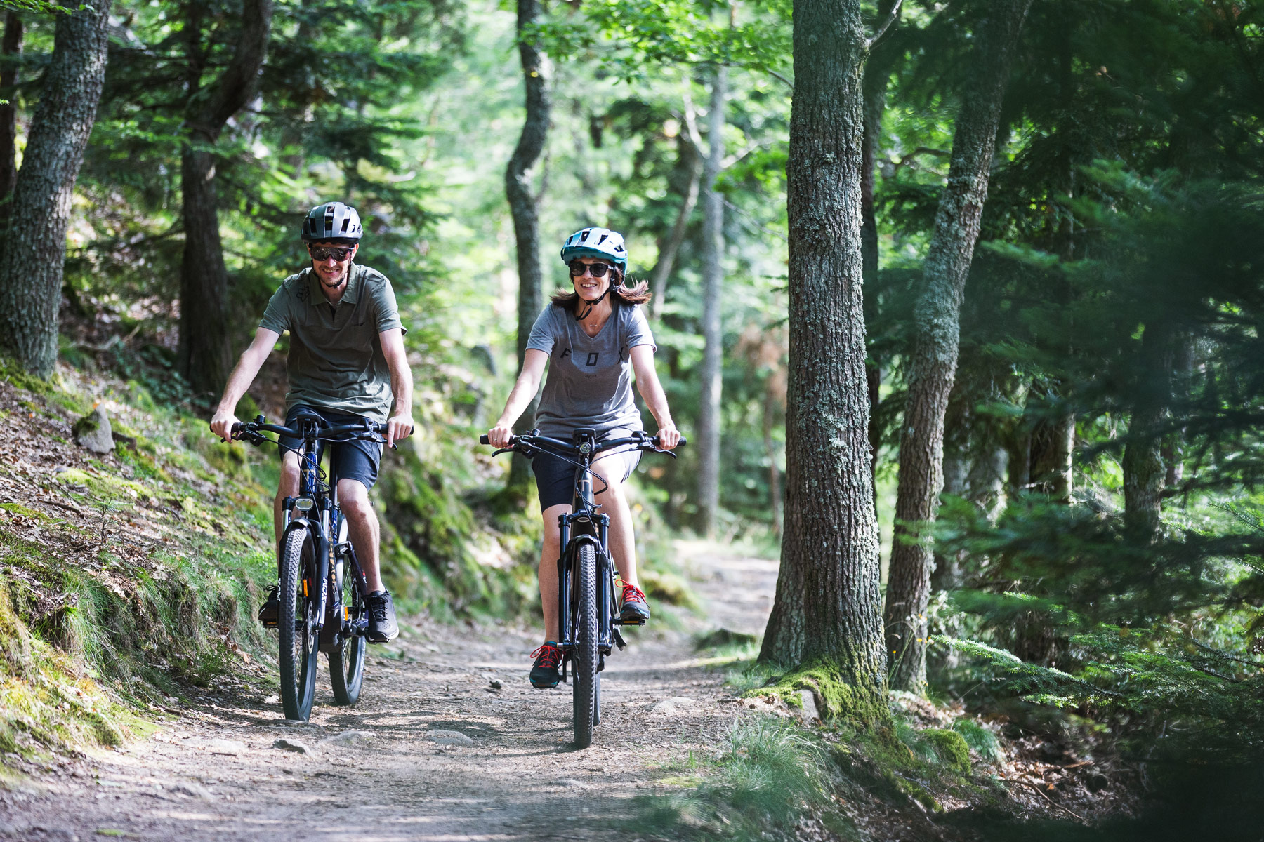 Deux cyclistes en forêt avec des vélos TDS